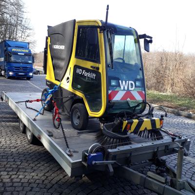 erste Kehrmaschine